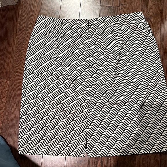 Calvin Klein white and black printed skirt. - Picture 2 of 3